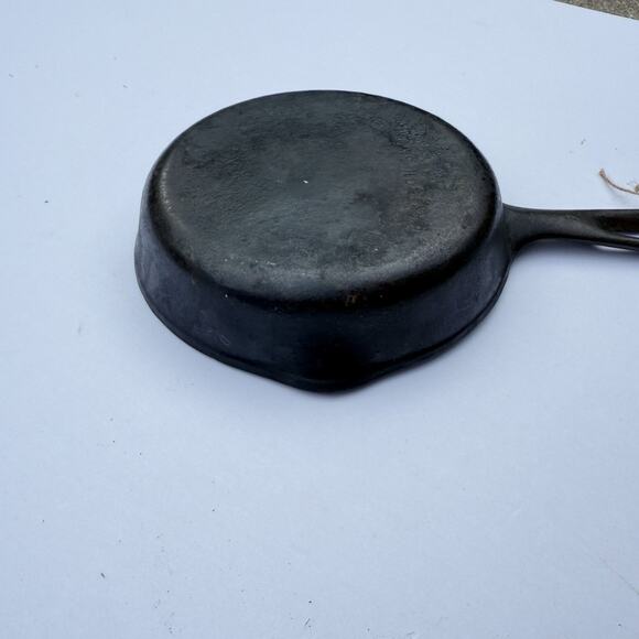 Vintage Number 3 Cast Iron 6 1/2 Inch‎ Skillet Used GX - Picture 5 of 7